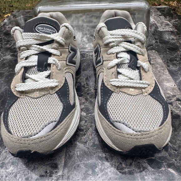 New Balance 2002R Sneakers Size 11 Boys - Picture 10 of 14
